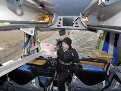 Karel Veverka, druhý řidič linkového autobusu Student Agency prohlíží rozsah škod poté, co autobus 11. dubna havaroval s 30 pasažéry nedaleko Nového Jičína.