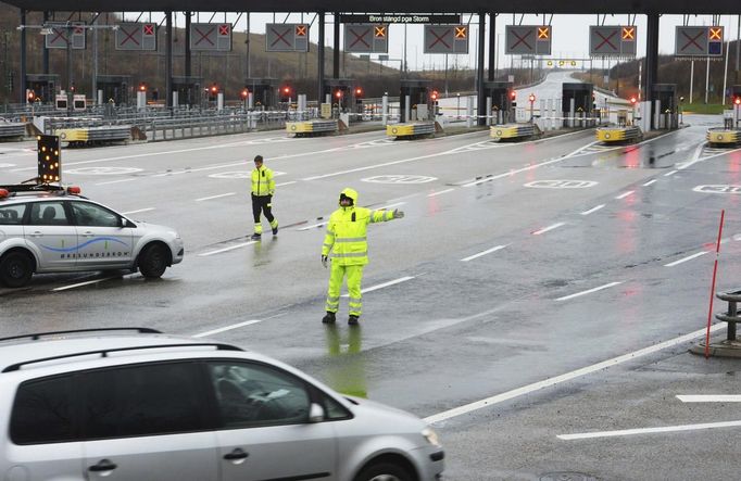 Silničáří odklánějí dopravu od mostu Öresund, spojujícího Švédsko s Dánskem.