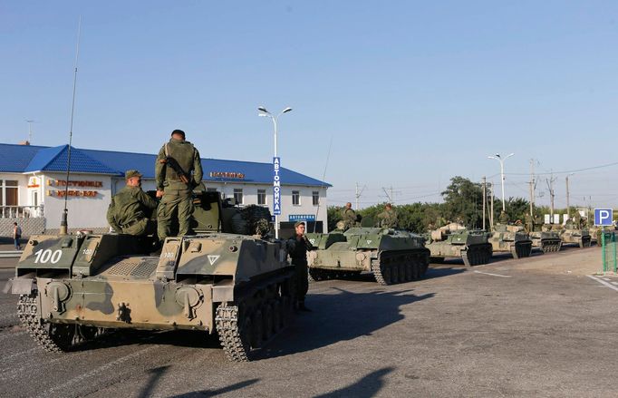 Kolona ruských obrněných vozidel na rusko-ukrajinském pomezí. Nedaleko odtud parkuje konvoj s humanitární pomocí pro Donbas.