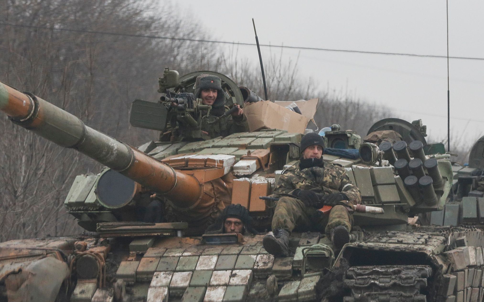 Proruští separatisté na tanku ve městě Vuhlehirsk.