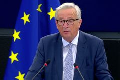 Juncker nemohl začít projev kvůli hudbě, tak začal tančit. Mayovou prý neparodoval