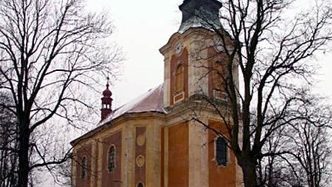 Poškozený kostel sv. Jana Nepomuckého