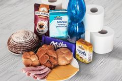 E-shopy Rohlík a Košík se přetahují o důchodce. Zlevnily jim základní potraviny