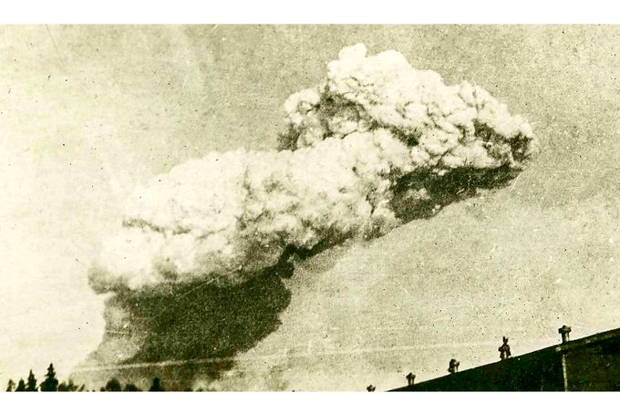 Oblak kouře po výbuchu v Halifaxu, 6. prosince 1917. Snímek byl pravděpodobně pořízen z ostrova McNabs a ukazuje počáteční fázi katastrofy.