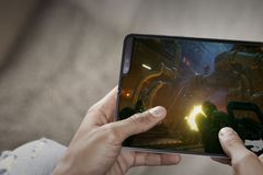 Samsung odložil zahájení prodeje ohebného Galaxy Fold kvůli potížím s displejem