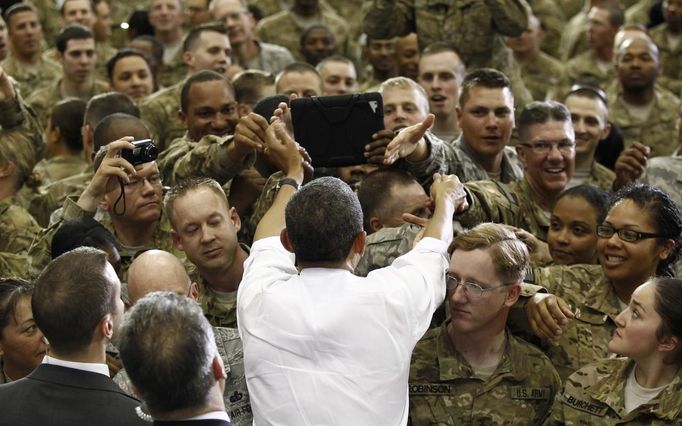 Americký prezident Barack Obama se na letecké základně Bagram v Kábulu zdraví se svými vojáky.