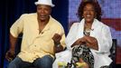 Carl Weathers s herečkou CCH Pounder na snímku z roku 2009.