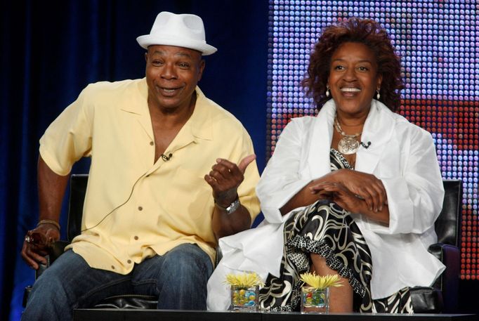 Carl Weathers s herečkou CCH Pounder na snímku z roku 2009.