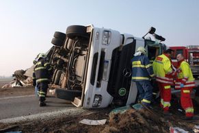 U Nového Města zablokoval převrácený kamion silnici I/11
