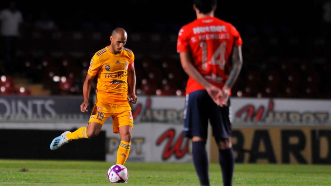 Mexická liga, Veracruz - Tigres: Hostující Guido Pizarro a protestující Sebastián Rodríguez (2019).