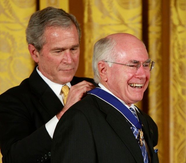 John Howard dostává ocenění od George Bushe