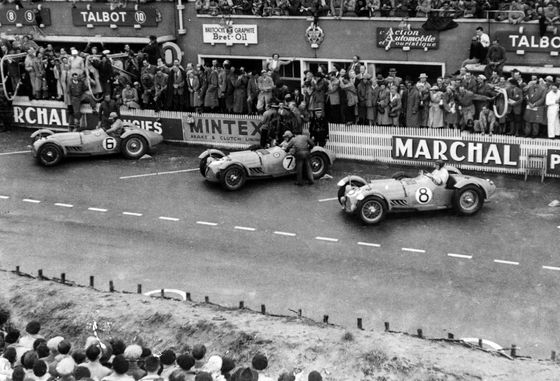 Na startu závodu 24h Le Mans 1951. Talbot zcela vlevo pilotoval Fangio s Rosierem.