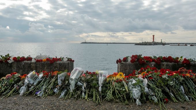 Břeh Černého moře u Soči zaplnily květiny, které tam lidé položili na památku obětem neštěstí.