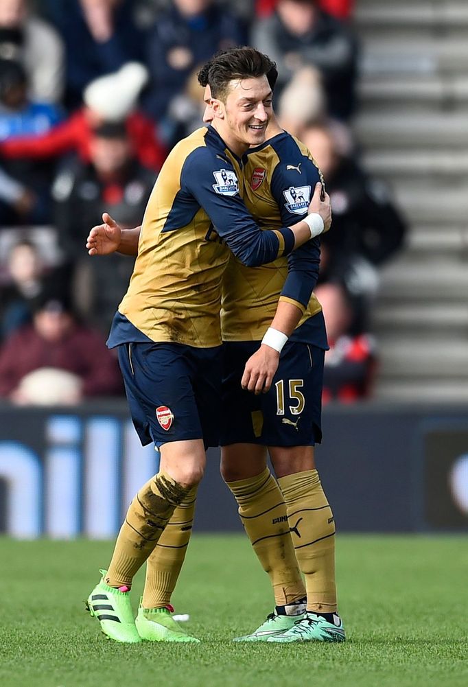 Alex Oxlade Chamberlain a Mesut Özil slaví druhý gól Arsenalu v síti Bournemouthu