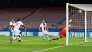 Moise Kean  z Paris St Germain dává gól v osmifinále Ligy mistrů FC Barcelona - PSG