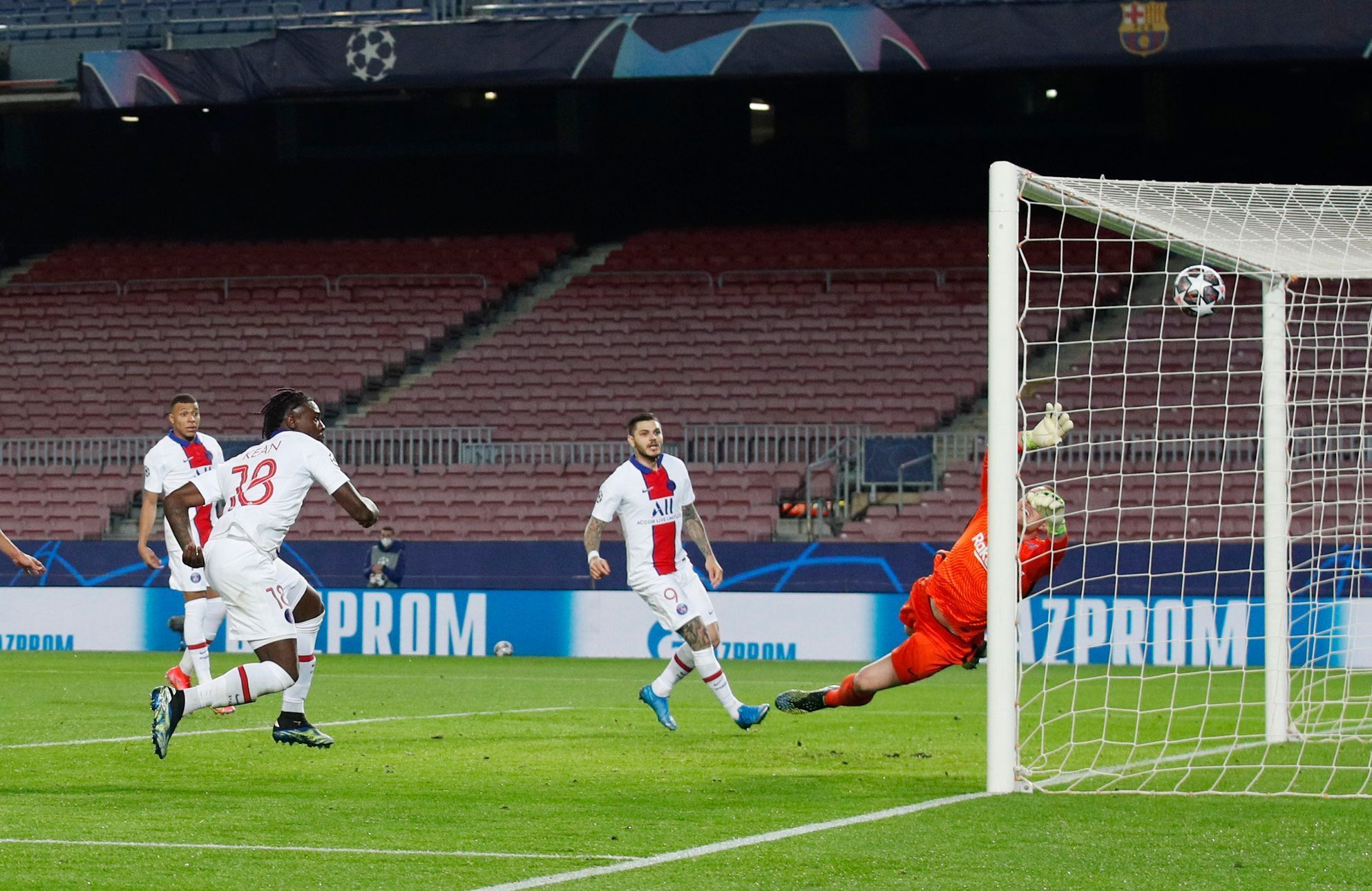 Moise Kean  z Paris St Germain dává gól v osmifinále Ligy mistrů FC Barcelona - PSG