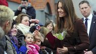 Lidé jí třásli rukou a říkali s poukazem na pátý měsíc jejího těhotenství "Congratulations!"