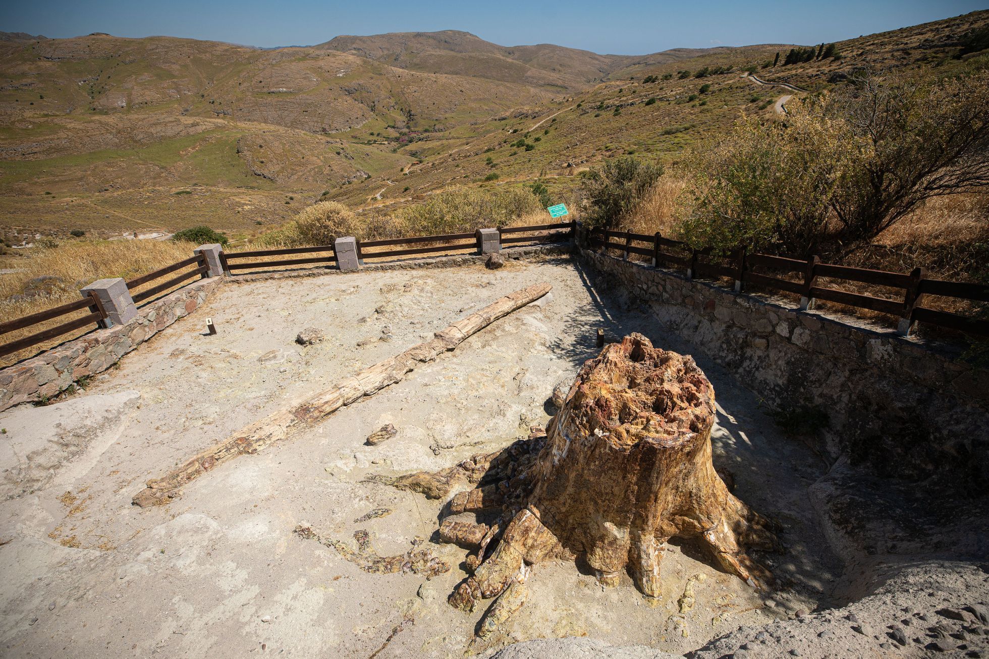 Lesbos turistické tipy, turismus, historie, antické památky, akvadukt, zkamenělý les UNESCO