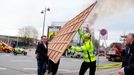 Lidé zachraňující obrazy z hořící budovy burzy v Kodani