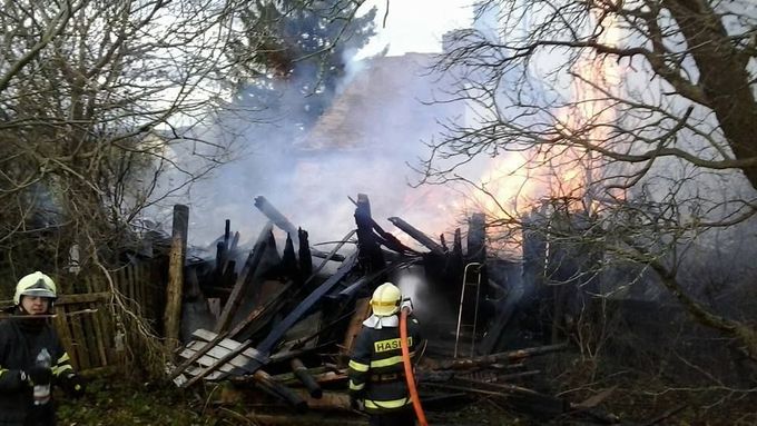 Hasiči zasahují při požáru rodinného domu v Mikulovicích.