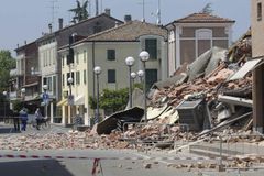 Mrtvých v Itálii přibývá, lidé zůstali pod troskami