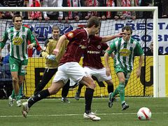 Petr Voříšek střílí na bránu v zápase Sparta - Bohemians na halovém turnaji Fortuna Víkend šampionů