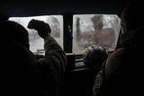 Čerstvé fotografie zachycují situaci na Donbase. Na tomto snímku ukrajinští vojáci v kabině obrněného vozu projíždějí skoro opuštěným Bachmutem. Před válkou mělo město 80 tisíc obyvatel, teď přežívají ve sklepích a bunkrech poslední zhruba tři tisíce lidí.