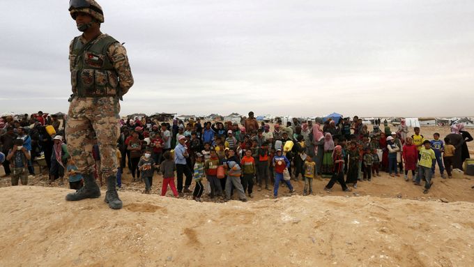 Syrští uprchlíci na jordánské hranici.
