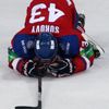 Tomáš Surový prožívá bolest v zápase Lev Praha - Barys Astana