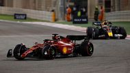 Charles Leclerc ve Ferrari před Maxem Verstappenem s Red Bullem během VC Bahrajnu F1 2022