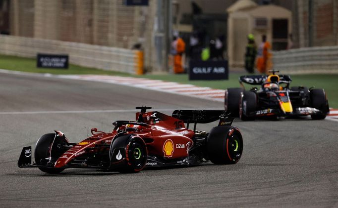 Charles Leclerc ve Ferrari před Maxem Verstappenem s Red Bullem během VC Bahrajnu F1 2022