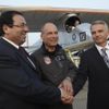 Solar Impulse project president and pilot Bertrand Piccard (C) shakes hands with Swiss Foreign Minister Didier Burkhalter (R) and Morocco ambassador Mohammed Said Benryane before take off at Payerne airport May 24, 2012. The Solar Impulse HB-SIA prototype aircraft, which has 12,000 solar cells built into its 64.3 metres (193 feet) wings, attempted its first intercontinental flight from Payerne to Rabat in Morocco with a few days for a technical stop and a change of pilot in Madrid. This flight will act as a final rehearsal for the 2014 round-the-world flight. REUTERS/Denis Balibouse (SWITZERLAND - Tags: TRANSPORT SCIENCE TECHNOLOGY SOCIETY POLITICS BUSINESS) Published: Kvě. 24, 2012, 7:48 dop.