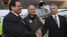 Solar Impulse project president and pilot Bertrand Piccard (C) shakes hands with Swiss Foreign Minister Didier Burkhalter (R) and Morocco ambassador Mohammed Said Benryane before take off at Payerne airport May 24, 2012. The Solar Impulse HB-SIA prototype aircraft, which has 12,000 solar cells built into its 64.3 metres (193 feet) wings, attempted its first intercontinental flight from Payerne to Rabat in Morocco with a few days for a technical stop and a change of pilot in Madrid. This flight will act as a final rehearsal for the 2014 round-the-world flight. REUTERS/Denis Balibouse (SWITZERLAND - Tags: TRANSPORT SCIENCE TECHNOLOGY SOCIETY POLITICS BUSINESS) Published: Kvě. 24, 2012, 7:48 dop.