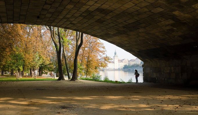 Záběr zpoza pilíře mostu Legii, který vede přes Střelecký ostrov.