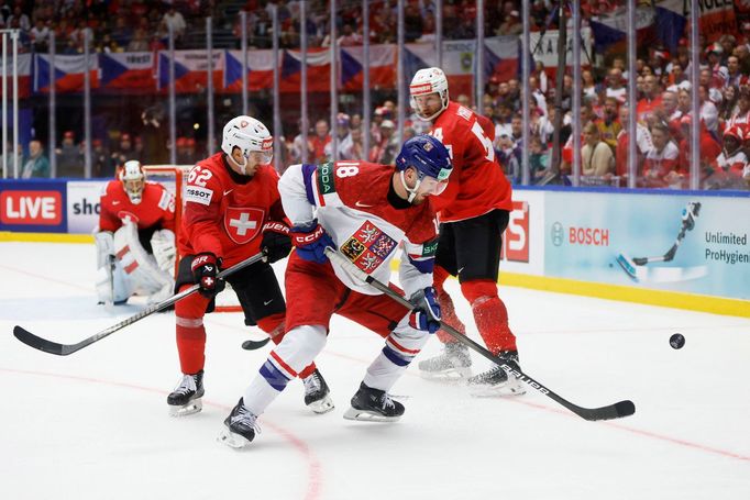 Filip Zadina a Denis Malgin v zápase MS 2025 Česko - Švýcarsko