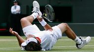 Kypřan Marcos Baghdatis se v zápase s Novakem Djokovičem ze Srska ocitl na zemi.