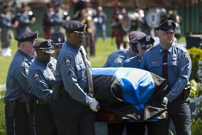 Massachusetts Institute of Technology Police pallbearers carry the casket of Patrol Officer Sean Collier during a memorial service at MIT in Cambridge, Massachusetts April 24, 2013. Thousands of law enforcement agents from around the United States attended the memorial for Collier, who authorities say was shot dead by the Boston Marathon bombing suspects. REUTERS/Dominick Reuter/MIT/Handout (UNITED STATES - Tags: CIVIL UNREST CRIME LAW) NO SALES. NO ARCHIVES. FOR EDITORIAL USE ONLY. NOT FOR SALE FOR MARKETING OR ADVERTISING CAMPAIGNS. THIS IMAGE HAS BEEN SUPPLIED BY A THIRD PARTY. IT IS DISTRIBUTED, EXACTLY AS RECEIVED BY REUTERS, AS A SERVICE TO CLIENTS Published: Dub. 24, 2013, 7:09 odp.