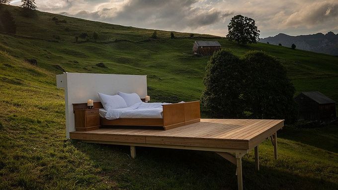 Hotelový pokoj pod širým nebem ve švýcarských Alpách. K službám je i komorník