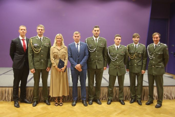 sportovci u ministra obrany Lubomíra Metnara (Ondřej Synek, Nikola Ogrodníková, Josef Dostál, Martin Fuksa, David Svoboda)