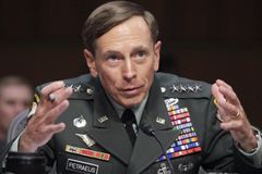 Bývalý šéf CIA Petraeus dostal dvouletou podmínku a pokutu