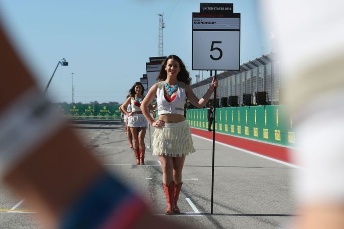 Porsche grid girls