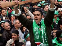 Příznivci radikálního hnutí Hamas oslavují jeho volební vítězství v ulicích města Nábulus na Západním břehu