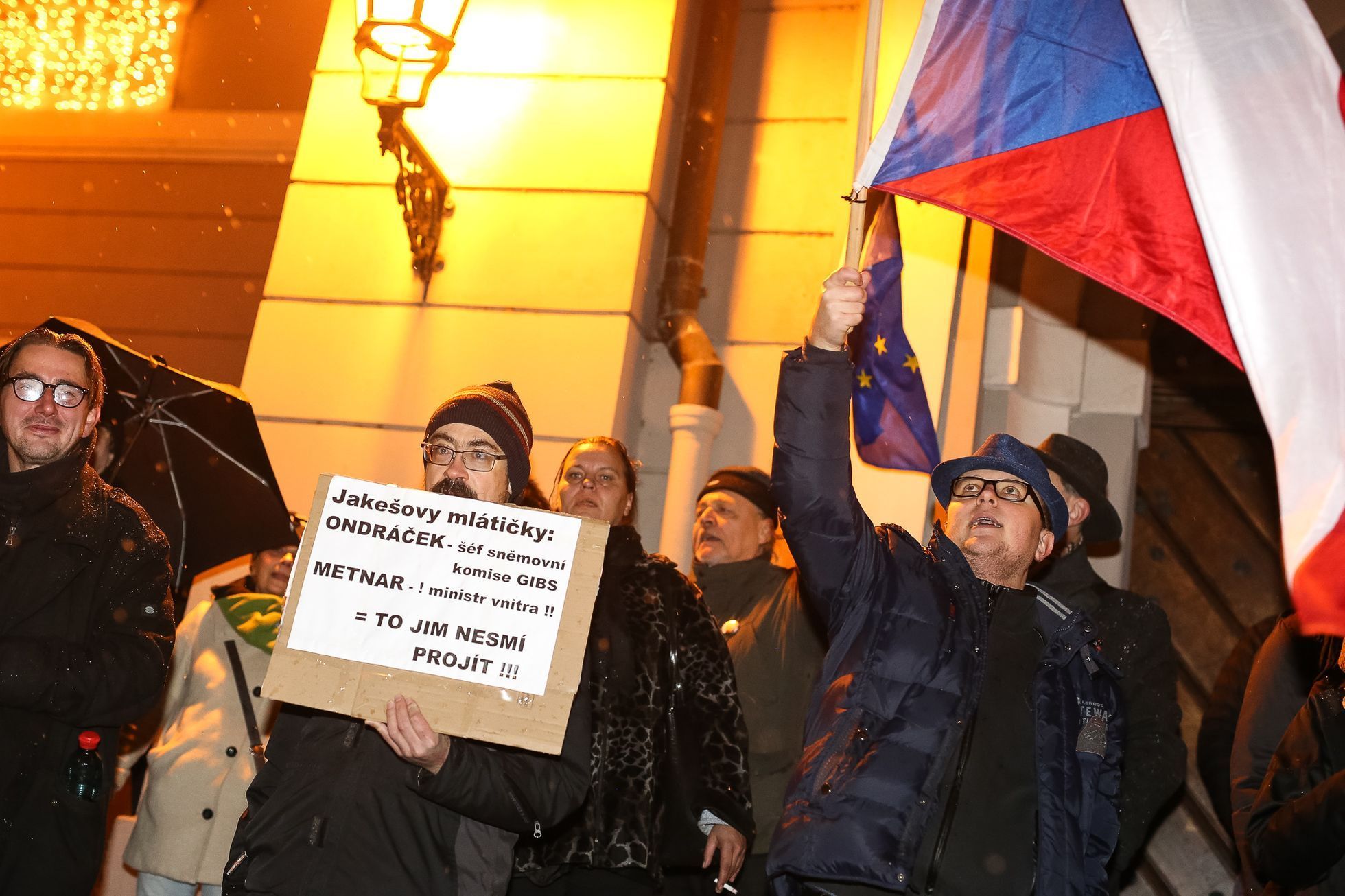 Demonstrace proti zvolení Ondráčka do čela komise pro GIBS
