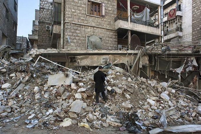 Bombardování zcela srovnalo se zemí mnoho budov v Aleppu.