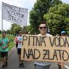 Protestní pochod lidí proti těžbě štěrkopísku a ochraně pitné vody na Hodonínsku.