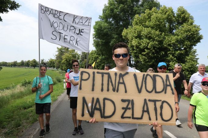 Protestní pochod lidí proti těžbě štěrkopísku a ochraně pitné vody na Hodonínsku.