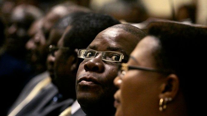 Tendai Biti na schůzi zimbabwského parlamentu, v němž zasedá od roku 2000