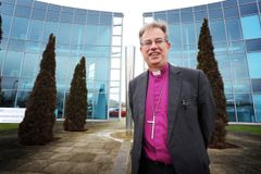 Oxfordský biskup podpořil sňatky homosexuálů. Mrzí mě, že kvůli mně trpěli, přiznal