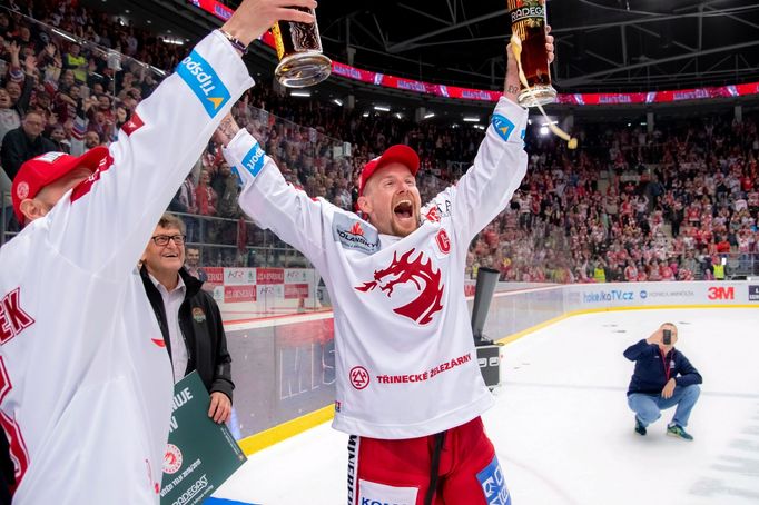 Třinec slaví extraligový titul 2019: Martin Adamský