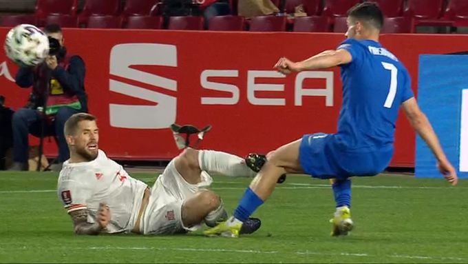 Podrážka kopačky španělského reprezentanta Iňiga Martíneze zasáhla Jorgose Masurase z Řecka pod koleno
